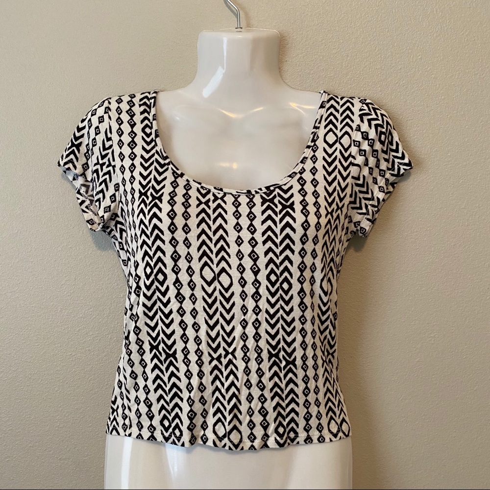 Black & white printed crop top